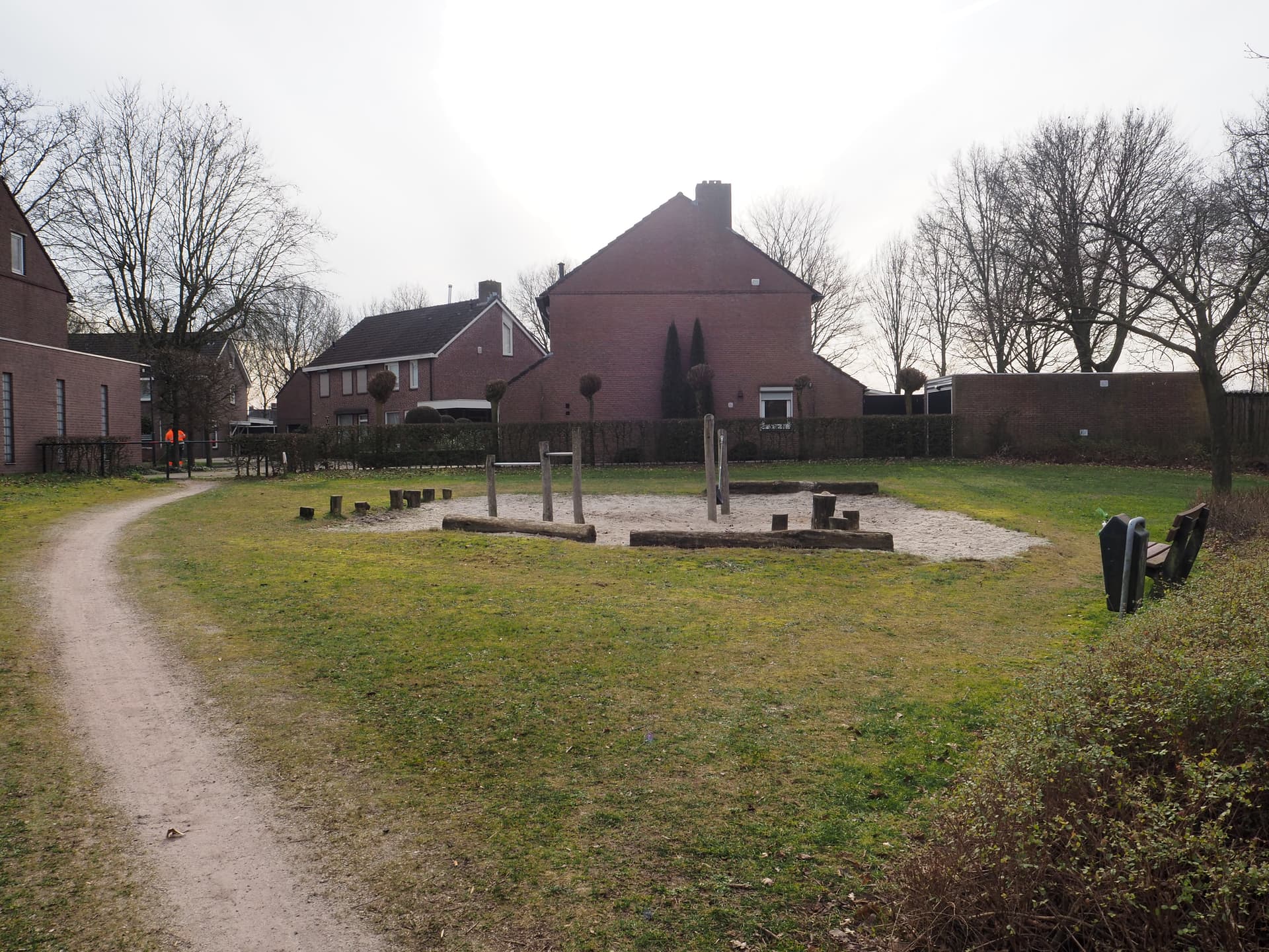 Bild vergrößern: links ein Feldweg, rechts eine Sandgrube mit Stolpersteinen und Baumstämmen darin